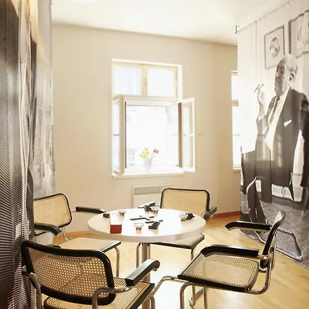 Eleven Vandrerhjem *