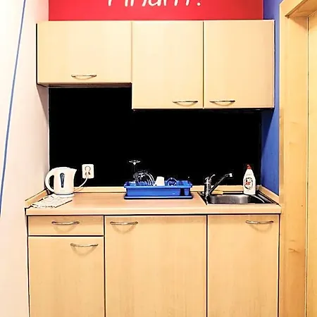 Eleven אכסניה *