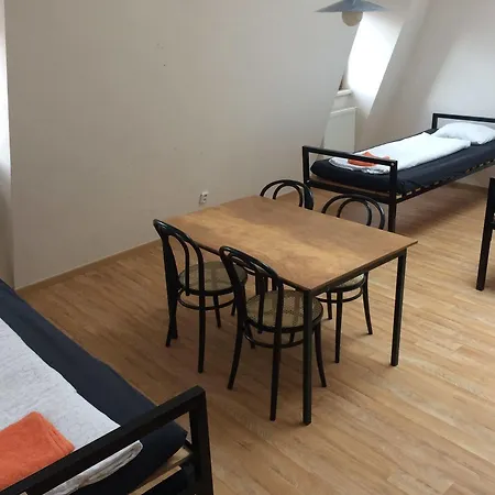 ホステル イレブン *