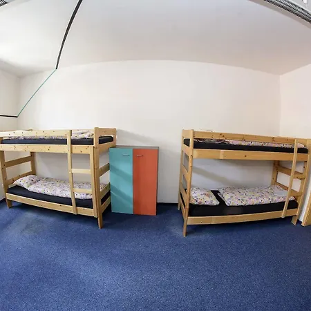 ホステル イレブン *