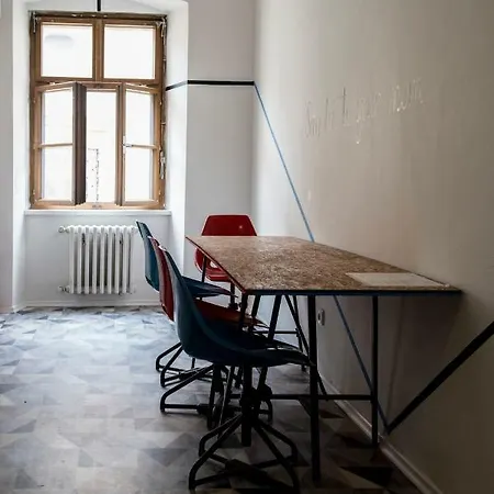 ホステル イレブン *