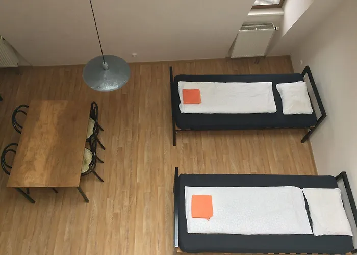 Eleven אכסניה *