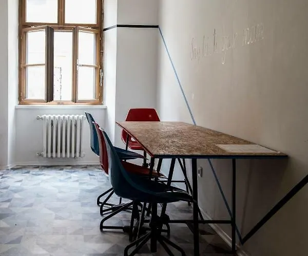 אכסניה Eleven *